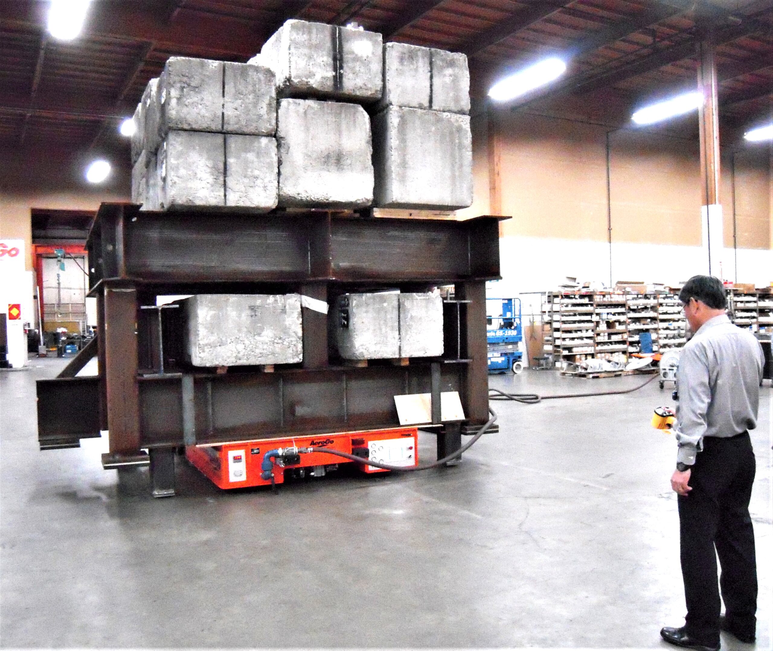 出荷前に、エアロゴ社シアトル工場で無線操縦による移動テストが実施された。 搭載荷重として、構造部材＋コンクリートブロックを使用。の画像